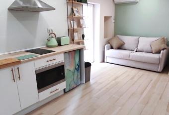 Vinaros Estudios por la playa allows 18 year olds to book a room