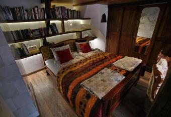 Medieval Super Studio has Balcony rooms