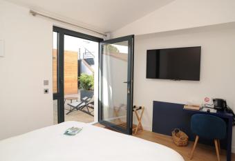 H  tel Les Mouettes allows 18 year olds to book a room