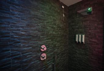 PETRAMARE Charming House has rooms with a private hot tub