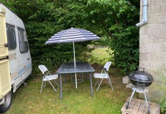 La p tite caravane allows 18 year olds to book a room