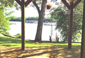Lakefront Home At Lake Chickamauga! Walk To The Marina! has Balcony rooms