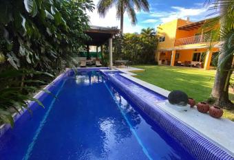 Villa Bismarckia has rooms with a private hot tub