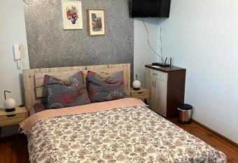 Jedno  ci Hostel allows 18 year olds to book a room