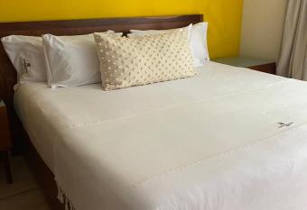 Aut  ntico Vertical Playa del Carmen has rooms with a private hot tub