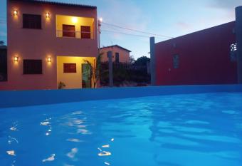 Duplex com 2 quartos com piscina e estacionamento has Smoking rooms