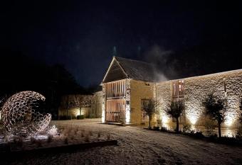17th Century Barn near Le Manoir aux Quat   Saisons has Balcony rooms