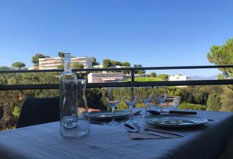 Appartement 2 personnes calme proche de la mer piscine tennis allows 18 year olds to book a room