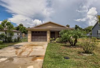 PRIVATE OWNER BEAUTIFUL AND AFFORDABLE has Balcony rooms