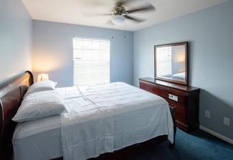 Luxurious 5 bedrooms house in Houston has rooms with a private hot tub