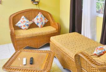 SUPERB EXQUISITE SUITE/APARTMENT allows 18 year olds to book a room