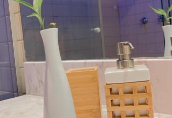 Lindo Apart Lake Side com banheira has rooms with a private hot tub