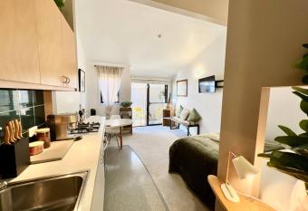 Self Contained Haven in New Farm has Balcony rooms