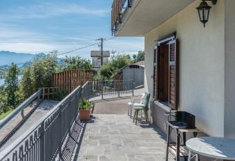 Appartamento Tra i Due Laghi has Balcony rooms