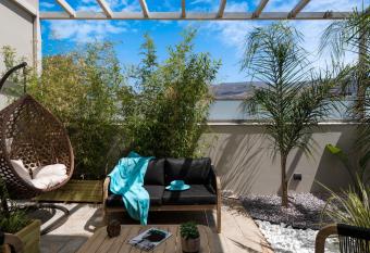 Delight Luxury Apts - Souda allows 18 year olds to book a room