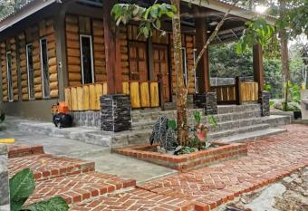 HOMESTAY DUSUN ANA BALUN has Balcony rooms