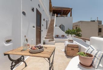 White Luxurious Apartments II has Balcony rooms