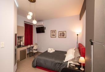 Reveal Athens from a hidden gem near Acropolis! has rooms with a private hot tub