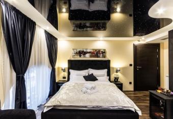 Madison - Square Sava has rooms with a private hot tub