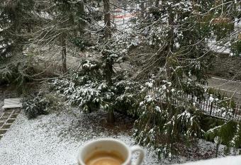 NadSan Mountain House has Balcony rooms