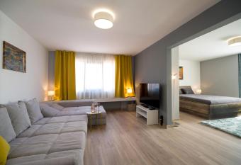 Luxury & Calm Apartment has Balcony rooms