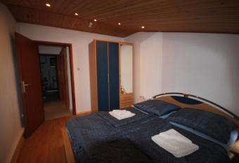 Apartment Ruby has rooms with a private hot tub