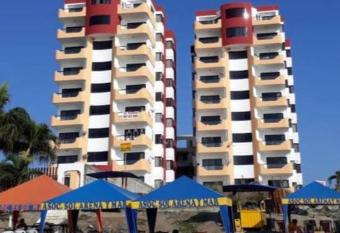 Torres Iguazu, Hermoso Departamento En Tonsupa Frente Al Mar has rooms with a private hot tub