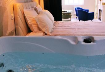 Appartement luxueux avec Jacuzzi privatif allows 18 year olds to book a room