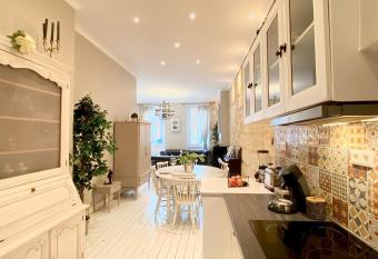 Grand Appartement Haussmanien de Standing avec Jacuzzi Terrasse et Parking en Hyper Centre has rooms with a private hot tub