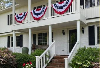 The Birdnest Inn has rooms with a private hot tub
