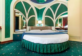 Hotel Motel Miami allows 18 year olds to book a room