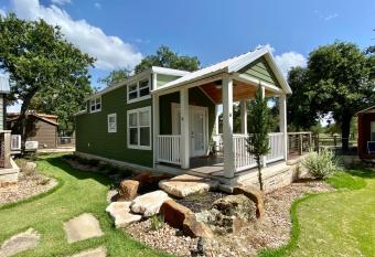 Lovely Tiny Home Just 4 miles to Downtown has Balcony rooms