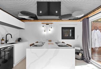 Les Petits Chalets has rooms with a private hot tub