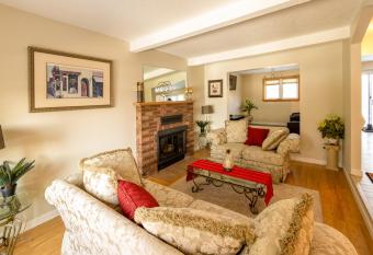 comfortable house located 10 minutes from downtown has Balcony rooms