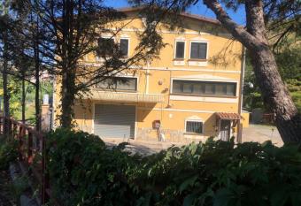 Mare o montagna has Balcony rooms