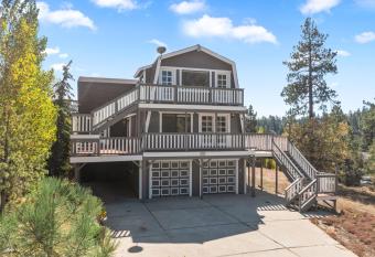 Oso Grande Lodge has Balcony rooms