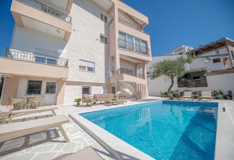 N&N Lux Guest house has Balcony rooms