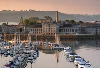 RWY Suite48 Luxury Suite with free parking allows 18 year olds to book a room