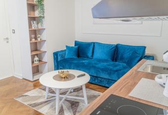 9 Nine - Luxury Apartments & Suites has rooms with a private hot tub