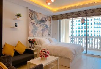 Luxury Furnished Studio Apartment in Pearl Doha with Swimming Pool and Gym has Balcony rooms
