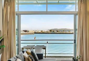 Relaxing Sea Wharf View Apartment has Balcony rooms