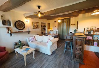 Maison ancienne romantique avec terrasse panoramique has Balcony rooms