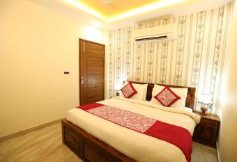 Hotel Lavit Couple Friendly near Faridabad Metro station has rooms with a private hot tub