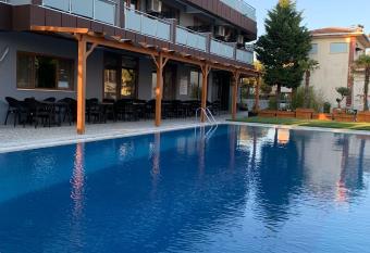 akcayzeytin otel allows 18 year olds to book a room