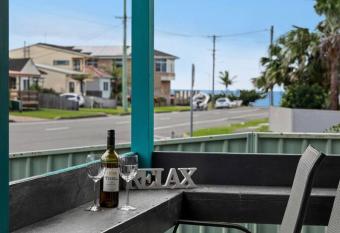 Coastal Vibes - Walk to beach, Marina, Cafes and Pubs has Balcony rooms