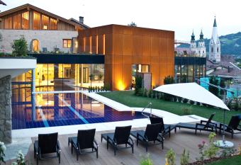 Hotel Gr  ner Baum allows 18 year olds to book a room