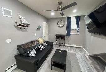 Apartment near Airport allows 18 year olds to book a room