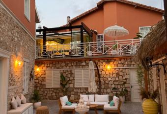 Noa s Boutique Hotel allows 18 year olds to book a room