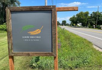 G  te - La ru  e vers l   orge has Balcony rooms
