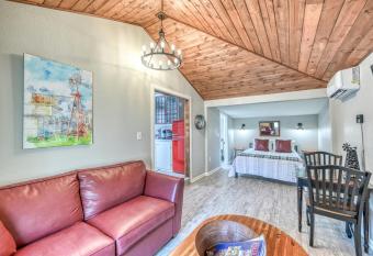 Unique Historic Wash House with Cozy Patio and Fire Table has Balcony rooms